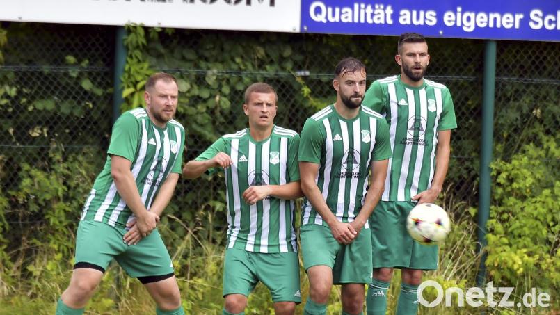 Die Köferinger Abwehrmauer in Alarmbereitschaft. Die Gäste aus Schnaittenbach waren in der vergangenen Saison mit 78 Toren treffsicherte Mannschaft in der Kreisliga Nord. Archivbild: Hubert Ziegler