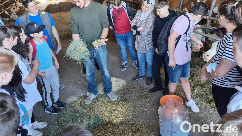 Josef Stangl jun. gab Informationen zum Füttern der Kühe. Bild: Christine Stangl/exb