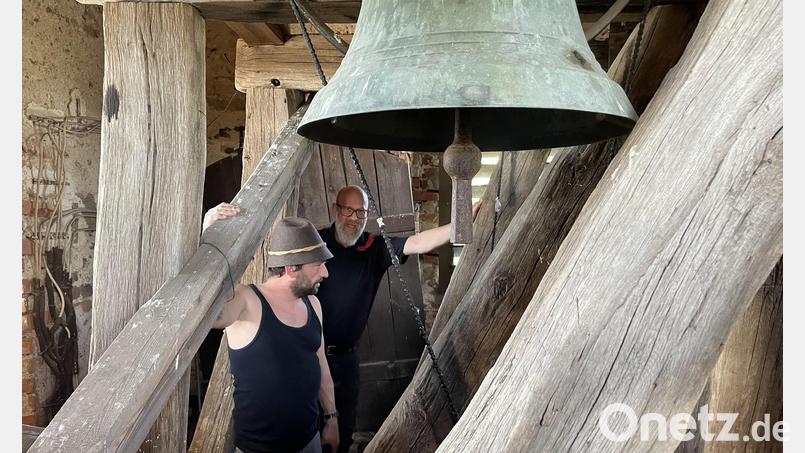 Fabian Wild (links) und Christian Bäumler haben tatkräftig mit angepackt, damit die Glocke auf dem Turm der St.-Barbara-Kirche am Eixlberg wieder pünktlich um 19 Uhr erklingen kann. Bild: Robert Kostner/exb