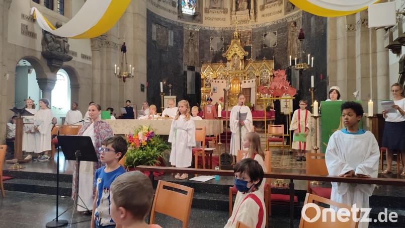 Den Weg des verlorenen Sohnes vom reichen jungen Mann über den Weg durch den Schweinestall zurück zum Vater besang der Kinderchor von St. Josef, Bild: Susana Kolaserowa/exb