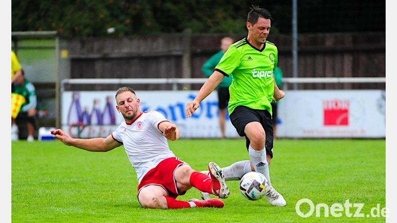 Der SV Mitterteich II besiegte am Freitag die SpVgg Wiesau mit 2:1. In dieser Szene trennt der Wiesauer Patrick Oppl (links) Radek Fiala vom Ball. Bild: Schrems