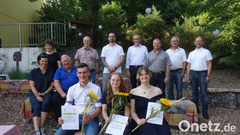 Die mit einem Stipendium bedachten Jana Steiner, Jasmin Schöpper und Korbinian Ries (vorn, von rechts) mit Lehrkräften, Bürgermeistern und Vertretern der unterstützenden Betriebe. Bild: tra
