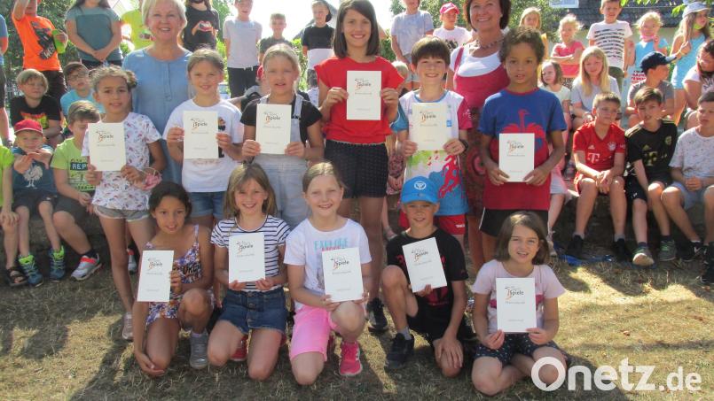 Über die Ehrenurkunden freuten sich die Kinder zusammen mit Schulleiterin Gudrun Lehner (Mitte von links) und Klassenleiterin Kerstin Zaus. Bild: soj