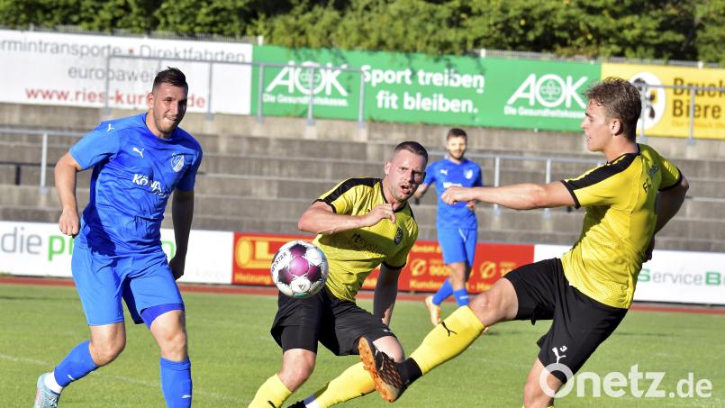 Chancen hatte der FC Amberg (im Bild rechts Marcel Hack und in der Mitte Philipp Götz) einige, in den drei Spielen bisher erzielte er aber nur einen einzigen Treffer. Archivbild: Hubert Ziegler