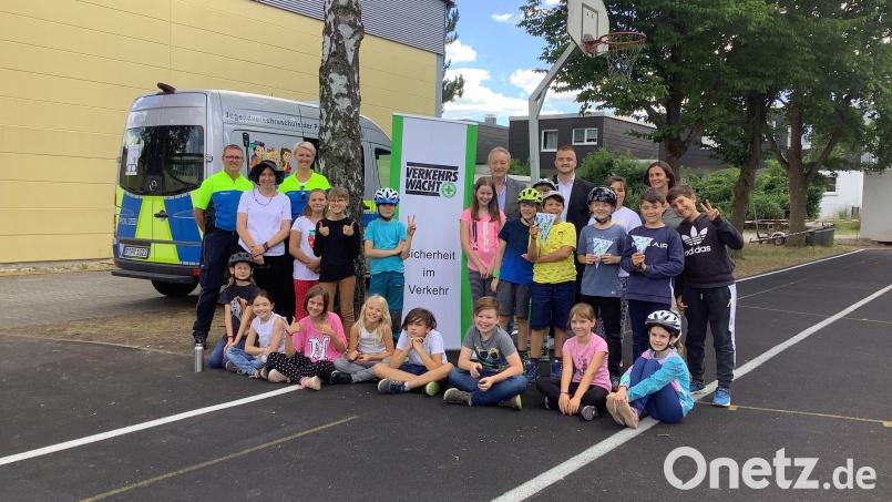 Die Montessorischüler freuten sich mit ihren Ausbildern über die bestandene Radfahrprüfung. Bild: Christine Wocheslander/exb