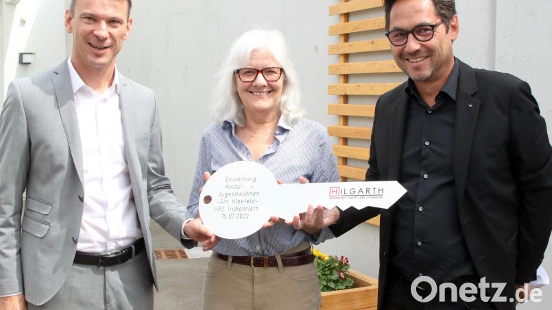 Architekt Peter Hilgarth (rechts) überreicht an HPZ-Vorstandsvorsitzenden Christian Stadler und an die stellvertretende Aufsichtsratsvorsitzende Daisy Brenner nicht nur offiziell den Schlüssel für das Kinder- und Jugendwohnen „Am Kleefeld“, sondern auch einen Spendenscheck über 2500 Euro. Bild: lst/exb