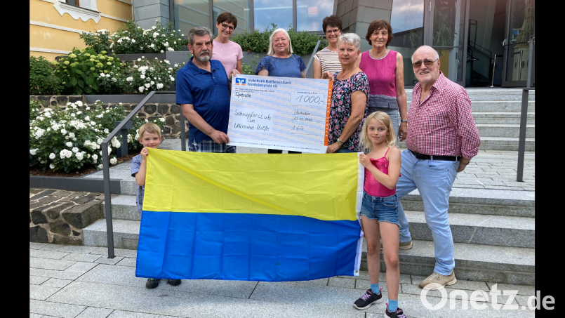 Der Schnupferclub Parkstein mit seinem Vorsitzenden Alfred Götz (links) stellt für den Erwerb von Unterrichtsmaterial für die ukrainischen Mitbürger und Mitbürgerinnen eine Spende von 1000 Euro zur Verfügung. Bild: bey