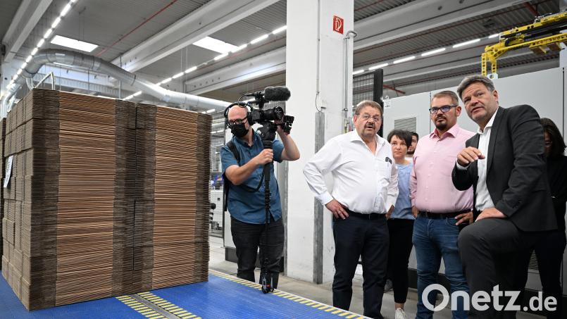 Vizekanzler und Wirtschaftsminister Robert Habeck (rechts, Bündnis 90/Die Grünen) schaute sich im Liebensteiner Kartonagenwerk um. Die Geschäftsführer Bernhard Schön senior (links) und junior (Mitte) erläuterten ihm den Produktionsablauf. Bild: Soeren Stache/dpa