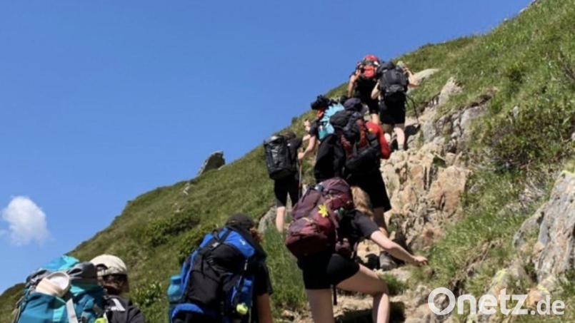 Viele steile Auf- und Abstiege mussten die Schüler des Kepler-Gymnasiums bei ihrer Tour meistern: Über 100 Kilometer wanderten sie auf dem Wanderweg GR5 in Frankreich und der Schweiz. Bild: Kepler-Gymansium/exb
