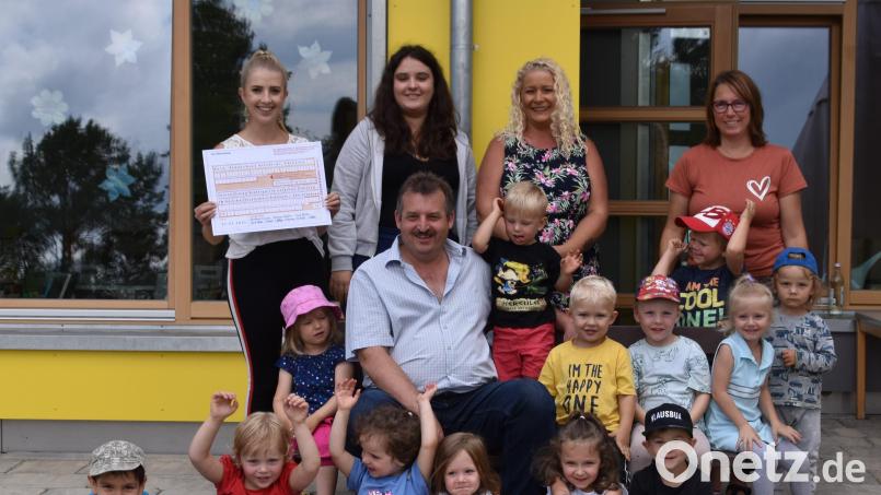 Der Ausflug ist gesichert: Bürgermeister Reinhard Kreuzer übergab die Spende an das Kindergartenteam. Bild: Stadt Schönsee/exb