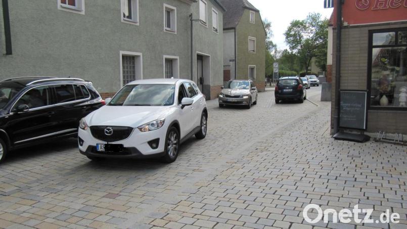 Die Fahrbahn im Bereich des Pfabecks in Hirschau weiter zu verengen, um den linken Gehweg verbreitern zu können, findet im Bauausschuss keine Mehrheit. Dort komme es jetzt schon zu Problemen im Begegnungsverkehr, ist die Begründung. Bild: fg
