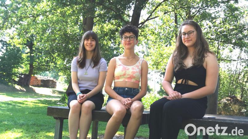 Susanne Trißl (von links), Doris Köppl und Fiona Bauer gehören zum Abschlussjahrgang 2022 der Doktor-Eisenbarth-Mittelschule. Im Redaktionsgespräch berichten sie von den Plänen für ihre berufliche Zukunft. Bild: Portner