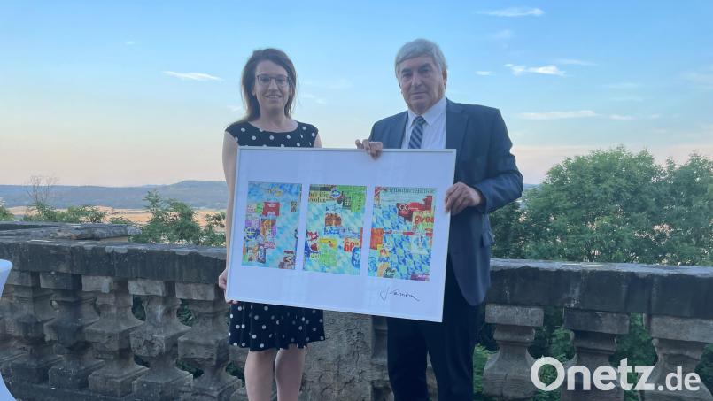Der Landesgruppenvorsitzende, Alexander Dobrindt, überreichte den ehemaligen Mitgliedern zum Abschied das Werk „CSU im Bundestag“ des Berliner Künstlers Jens Lorenzen. Martina Englhardt-Kopf und Karl Holmeier sind hier im Kloster Banz mit dem dreiteiligen Gemälde zu sehen. Bild: Florian Oßner/exb