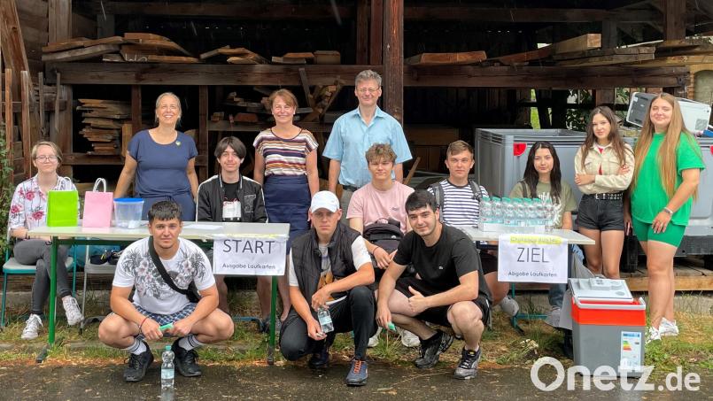 Das Foto zeigt Schülerinnen und Schüler (Teilnehmer vorne und Organisatoren hinten) des BSZ Weiden bei der Lauf-Challenge mit (stehend, links) Lehrerin Edith Siegert und Schulleiterin Martina Auer-Bertelshofer und Stellvertreter Thomas Neumann. Bild: Edith Siegert/exb
