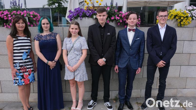 Die Leiterin der Wirtschaftsschule, Brigitte Conchedda (links), mit den Jahrgangsbesten von 2022 (von links): Cäcilia Michl, Anna Rohde, Felix Breu, Dominiq Miculas und Simon Scharl. Es fehlt Jahrgangsbeste Anna Spies. Bild: usc