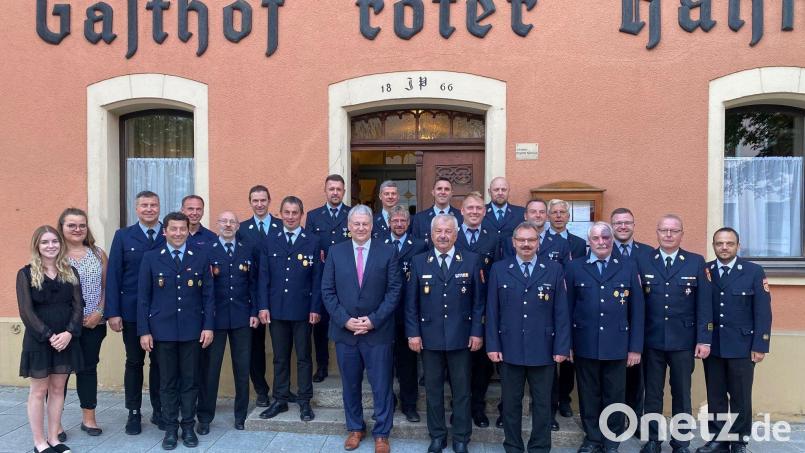 Feuerwehr-Ehrung in Schlicht: Zu den Gratulanten gehörten neben Landrat Richard Reisinger (vorne Mitte, rote Krawatte) und KBR Fredi Weiß (rechts daneben) auch KBI Christof Strobl, KBM Michael Iberer sowie die Vorstände und Kommandanten der Ortsfeuerwehren. Die Damen links gehören zum Landratsamt. Bild: Martina Beierl/exb
