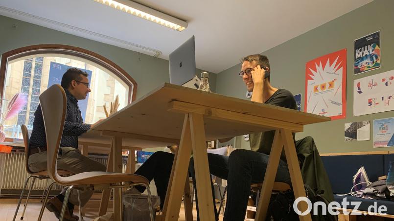 Ein Vormittag beim Coworking im Stadtlabor Amberg. An Tapeziertischen sitzen Selbstständige, Gründer oder Leute, die einfach nur ihrem Homeoffice entfliehen möchten. Rechts Webdesigner Oliver Bock, links technischer Entwickler Matthias Pohl. Bild: roa