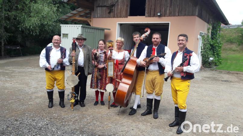 Karl Fleißer (Zweiter von links) mit der Dudelsackkapelle aus Ledce.in Tschechien, die dem Jubilar zum Festtag aufspielte. Bild: Barbara Ruhland/exb