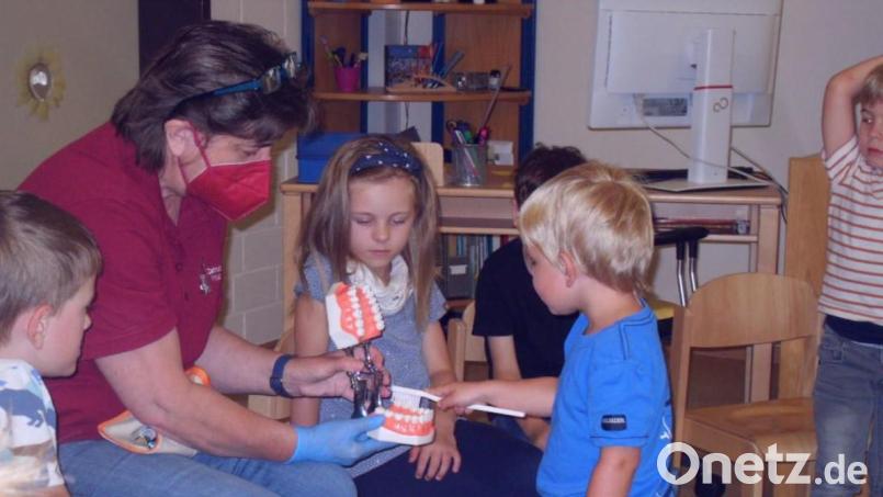 Anschaulich erklärte Zahnärztin Frieda Zeitler den Kindern, worauf es beim Zähneputzen ankommt, damit die Zähne sauber und gesund bleiben. Bild: rpp