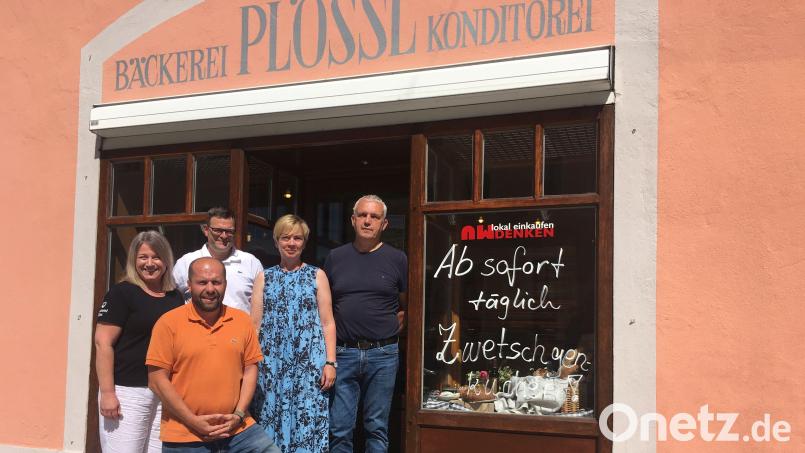 Der Schriftzug über dem Ladeneingang bleibt. An den Schaufenstern wird die Bäckerei Ries präsent sein. Martina und Marco Ries führen in der Altstadt das Geschäft von Doris und Siegfried Plößl (von links) weiter. Vorne Josef Vogl, der als Betriebsberater der Handwerkskammer Niederbayern-Oberpfalz in die Nachfolgelösung stark eingebunden war. Bild: ihl