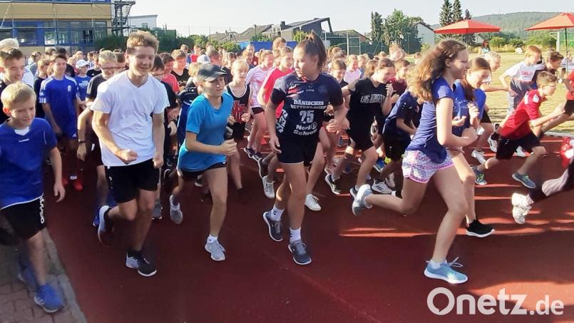 Beim Spendenlauf am Nabburger Gymnasium bringt jede Runde Geld von den Sponsoren. Bild: Catharina Höcherl/exb