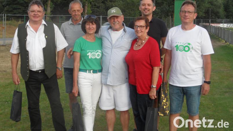 Ehrung für langjährige Mitglieder: Robert Bäuml, Hans-Peter Schweiger, Jutta Mutzbauer, Hans Dotzler, Marianne Riedl, Peter Jäckel und FC-Vorstand Gerhard Ibler (von links) zeigt das Bild. Bild: she