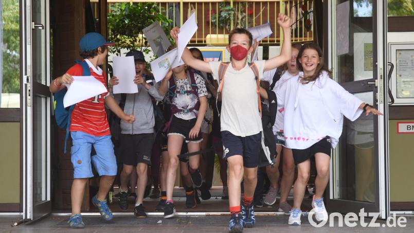 Mit dem Zeugnis in der Hand ging es am Freitag in die Schulferien. Bild: Gabi Schönberger
