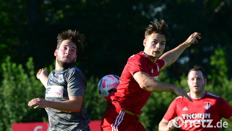 Julian Kiener (rechts, Szene aus dem Heimspiel gegen Fortuna Regensburg) ist im Urlaub und fehlt der SpVgg Pfreimd im Heimspiel gegen den SC Ettmannsdorf. Bild: mhs