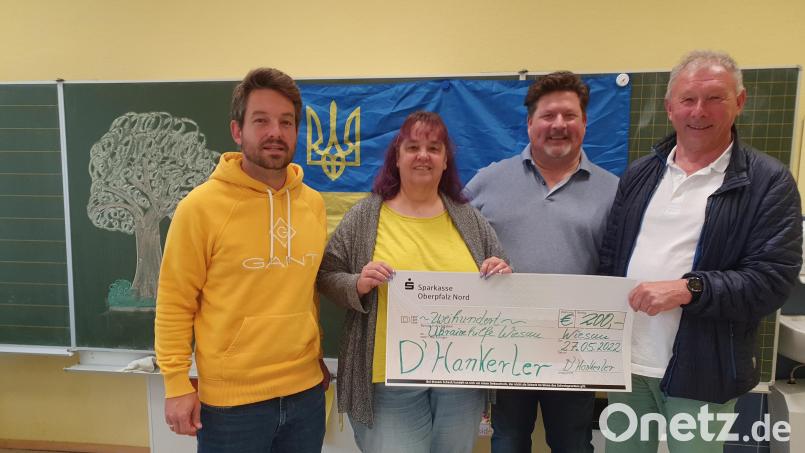 Hans Eichhammer (rechts) und Jutta Seitz übergaben eine Spende in Höhe von 200 Euro für die Ukraine-Hilfe an Oliver Zrenner (Zweiter von rechts) und Michael Dutz. Bild: Förderverein D&#039;Hankerler/exb