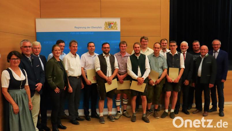 Sie sind jetzt ausgebildete Landwirte: Im Bild die Absolventen aus dem Landkreis Schwandorf zusammen mit den mit Ehrengästen. Bild: Regierung der Oberpfalz/Schmied/exb