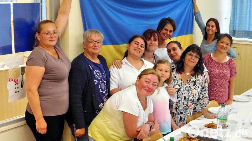 Die Mitglieder der Interkulturellen Kochgruppe um Dolores Longares-Bäumler (Dritte von rechts) bereiteten beim ersten Kochabend seit zweieinhalb Jahren Gerichte aus der Ukraine zu. Bild: hai