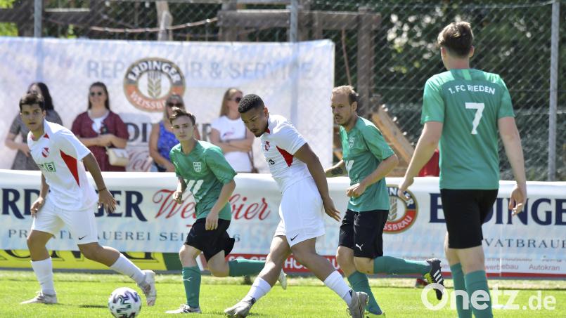 Mit einem 3:2-Sieg in Ettmannsdorf startete der 1. FC Rieden (grüne Trikots) in die neue Saison. Im ersten Heimspiel kommt nun der ambitionierte TB ASV Regenstauf ins Vilstal. Archivbild: Hubert Ziegler