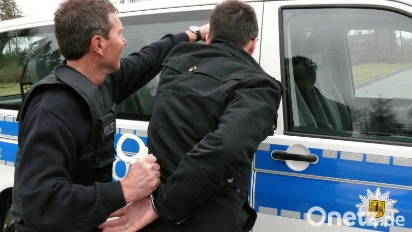 Bundespolizisten vollstreckten bei einer Kontrolle bei Waldsassen am Donnerstag einen Haftbefehl. Bild: Bundespolizei/exb