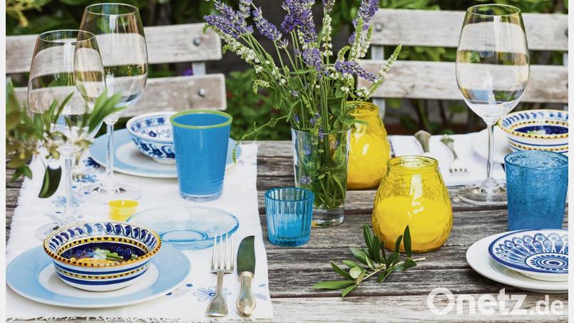 Ein schöner Tisch für die Gartenparty lebt von harmonischen Farben. Die Blumendekoration sollte nicht zu dominant sein, auf eine Tischdecke kann verzichtet werden. Bild: Gaby Wojciech/Westend61/dpa