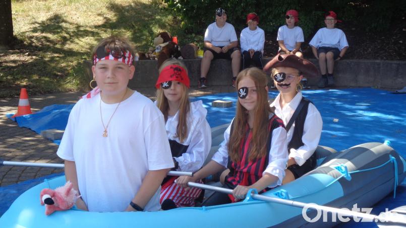 Die Piraten suchen im Boot nach dem Schatz. Bild: amö
