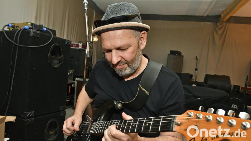 Martin Gruber mit der Fender Stratocaster, die er sich vor 44 Jahren gekauft hat. Die &quot;Strat&quot; ist bis heute das Hauptinstrument für den Gitarristen der Rockgruppe Bourbon und anderer Bands geblieben. Bild: Petra Hartl