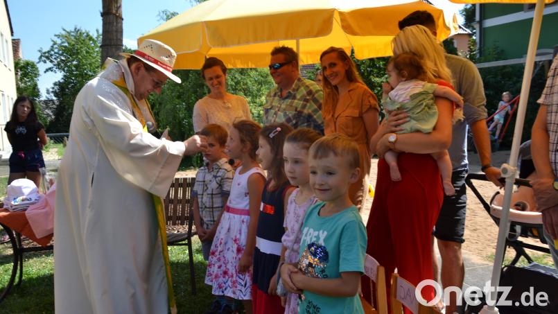 Die Vorschulkinder erhalten einzeln den Segen von Pfarrer Udo Klösel. Bild: gi