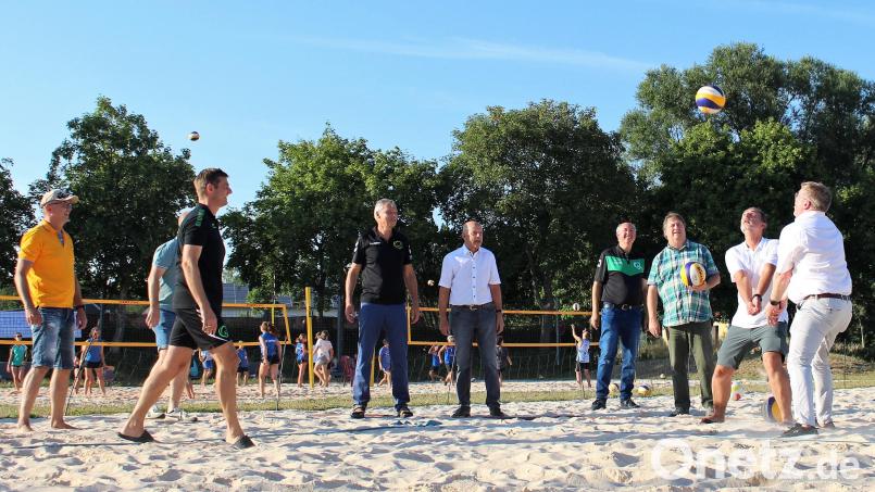 Trainer Thomas Schaller, Spartenleiter Thomas Groha, Günter Simmerl von der Conrad-Sportförderung, Vorstand DJK-VC Amberg Theo Daller, BLSV-Bezirksvorsitzender Hermann Müller, Wolfgang Meier vom Stadtverband für Sport und Oberbürgermeister Michael Cerny (von links) testen mit vollem Einsatz den Sand unter ihren Füßen. Bild: Dagmar Williamson