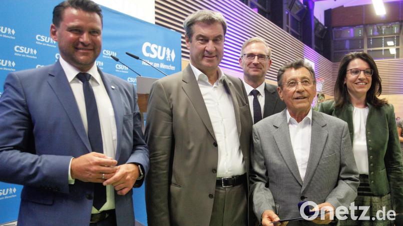 Hans Hottner (Zweiter von rechts) trat am 30. Juni 1956 in die CSU ein. er ist 17 Jahre alt. Landrat Thomas Ebeling, Ministerpräsident Markus Söder, MdL Alexander Flierl (von links) und MdB Martina Englhardt-Kopf freuen sich mit dem Jubilar über die Auszeichnung Ehrung mit der Silbernen Ehrennadel. Bild: Hirsch