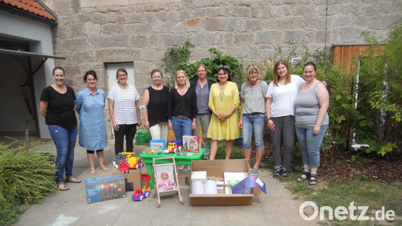 Kindergartenleiterin Christine Schweppesch (Vierte von links) und Elternbeiratsvorsitzende Korinna Baur (Fünfte von links) freuen sich über die Spenden. Bild: jba