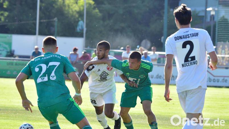 Nach dem 3:3 im ersten Heimspiel der DJK Ammerthal gegen den SV Donaustauf, im Bild ein Zweikampf zwischen DJK-Neuzugang Laurin Klaus (Dritter von links) und Marcel Onwudiwe, soll gegen Kornburg der erste Heimdreier folgen. Archivbild: Hubert Ziegler