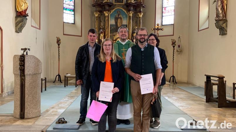 Abschiedsgottesdienst für langjährige Pfarrgemeinderäte. Von links: Johannes Rupprecht, Corinna Kellner, Pfarrer Adam Nieciecki, Martin Baier und Maria Bodensteiner. Bild: Thomas Hüttl/exb
