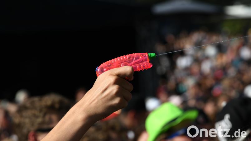 Ein 16-Jähriger spritzte auf dem Volksfest in Hof mit Wasserpistole. Daraus entwickelte sich ein handfester Streit. Symbolbild: Ina Fassbender