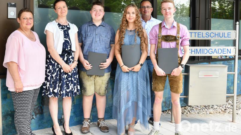 Nachdem die Jahrgangsbesten im Schuljahr 2021/22 geehrt worden waren: (von links) Elternbeiratsvorsitzende Bettina Dirrigl, Klassenleiterin Constanze Lorenz, Leon Gottsauner, Hannah Radlsteiner, Rektor Klaus Ruetz und Korbinian Janz. Bild: Freya Stöckl/exb