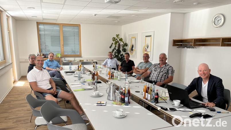 Die Kreisräte der Freien Wähler tauschten sich mit Kewog-Geschäftsführer Bernd Büsching (rechts) aus. Bild: Bernhard Schmidt/exb