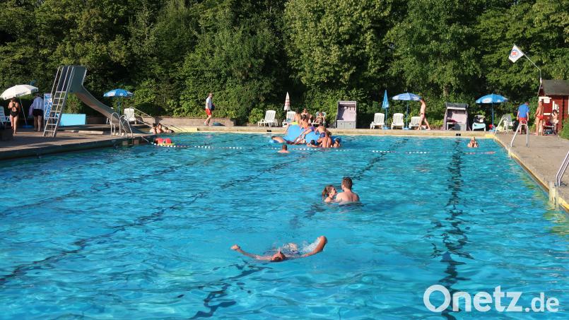 Zwecks Erhalt des Freibades (Bild) bemühte sich die CSU Fraktion um Förderprogramme. Aufgelistet auf einen zweiseitiges Infoblatt überreichten sie die Möglichkeiten an Bürgermeister Oskar Schuster und die Ratsmitglieder. Bild: bsc