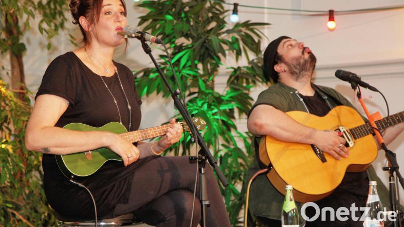 Susi Raith (links) und Mathias Kellner (rechts) stellten zum Auftakt des Schwandorfer Kultursommers ihr neues Bühnenprogramm "Zwischen Tür und Angel" vor. Bild: Hirsch