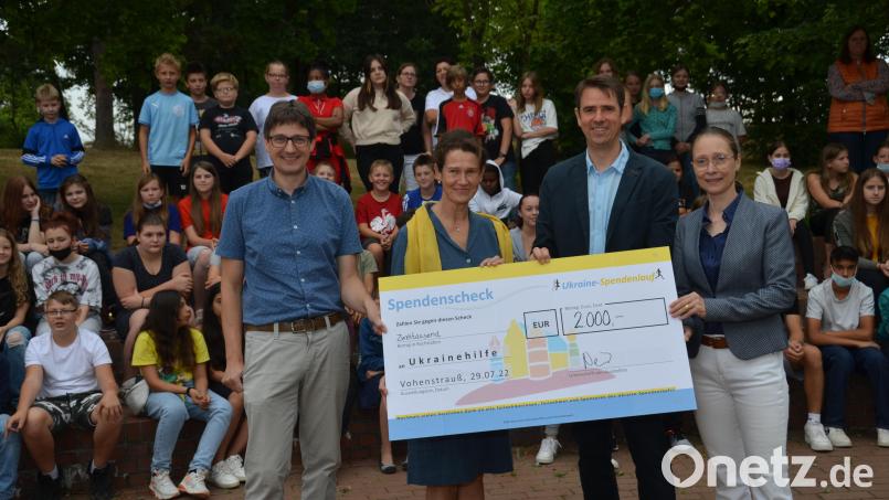 Lehrerin Nikola Wolfrath und Konrektor Michael Neumann (von rechts) übergeben einen 2000-Euro-Scheck an die Ukrainehilfe mit Uli Münchmeier und Birgit Mislik (von links). Das Geld haben die Schüler durch einen Spendenlauf im Sportzentrum erzielt. Bild: dob