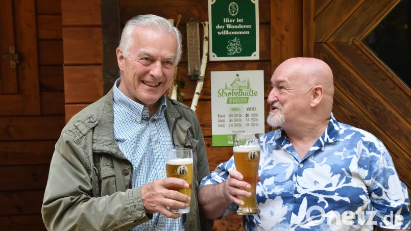 OWV-Zweigvereins-Chef Alois Lukas und Johann Schlehuber (rechts) stoßen auf die Zukunft der Strobelhütte an. Bild: hcz