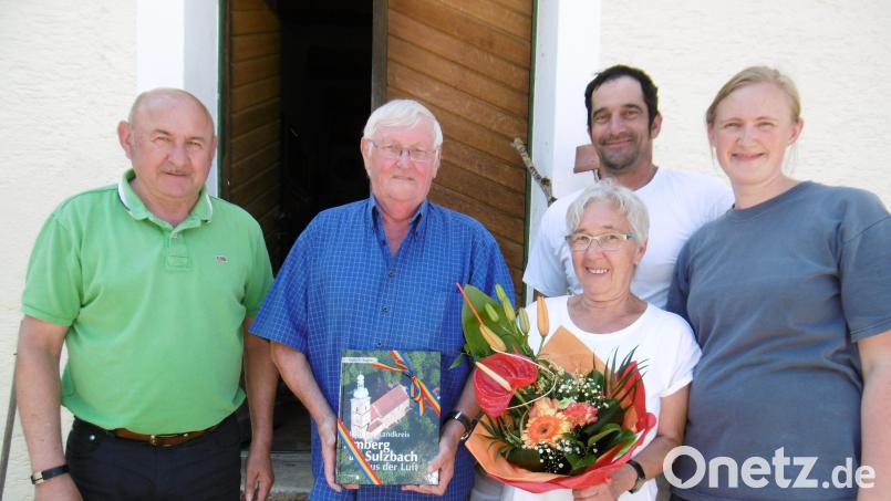 Schon 40 Jahre lang kommen die Fochers auf den Laubhof. Anna und Christoph Ulrich (rechts) freuen sich mit ihnen. Hahnbachs Zweiter Bürgermeister Georg Götz (links) gratulierte und schenkte den Jubilaren ein Buch über die Sehenswürdigkeiten des Landkreises. Bild: mma